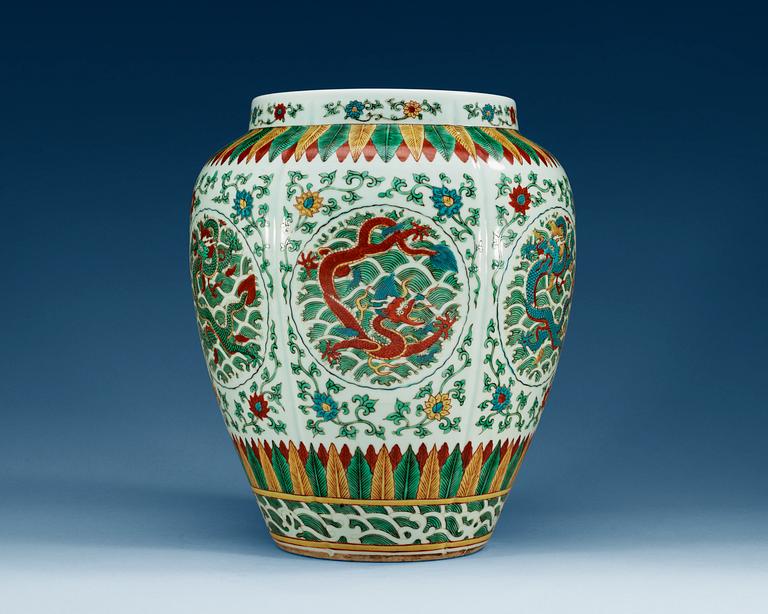 A Chinese Wucai pot in Ming style, 20th Century.