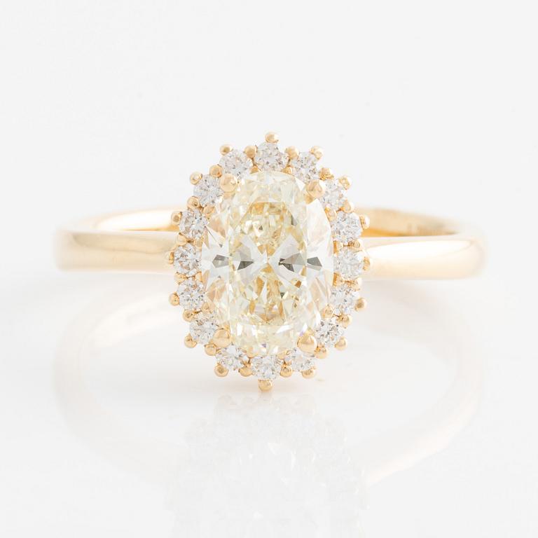 Ring with oval diamond and brilliant-cut diamonds. Accompanied by GIA report.