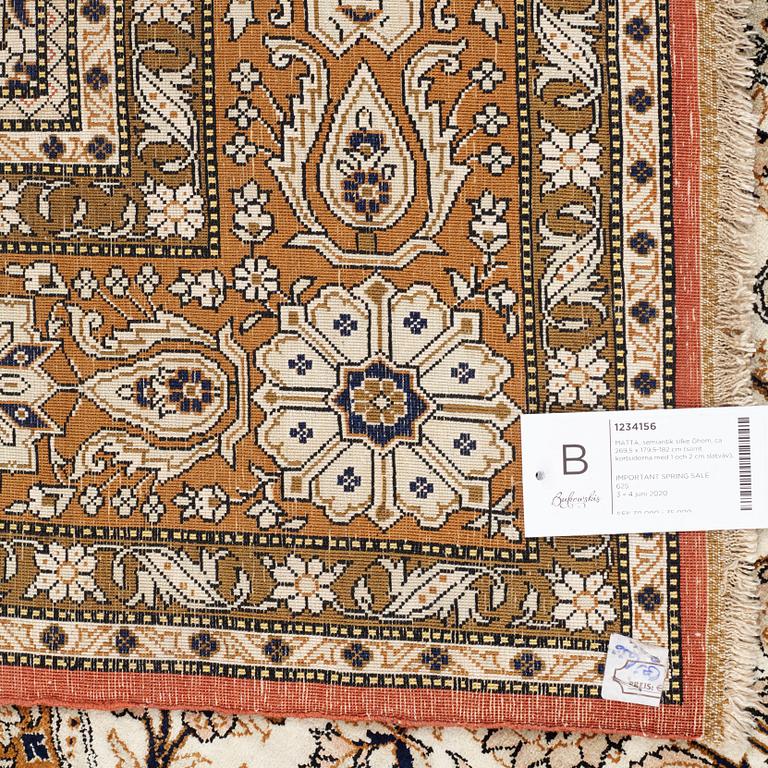 MATTA, semiantik silke Ghom, ca 269,5 x 179,5-182 cm (samt kortsidorna med 1 och 2 cm slätväv).