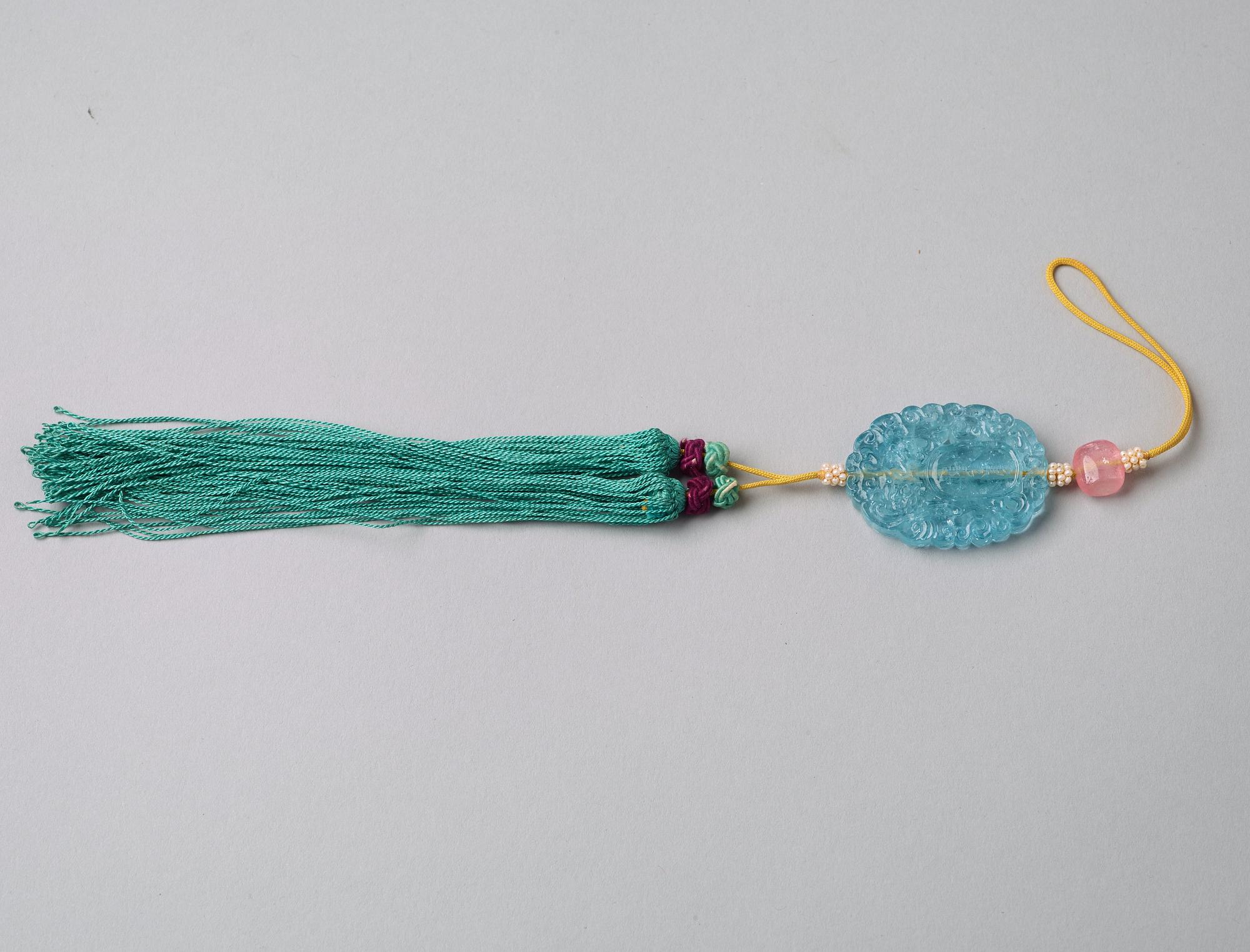 A Chinese sculptured aquamarine pendant.