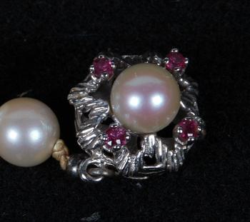 PÄRLCOLLIER, lås av vitguld 18K, 1900-tal.