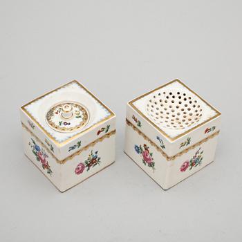 SKRIVSTÄLL, 3 delar, porslin, Wien-liknande märke, 1800-talets slut.