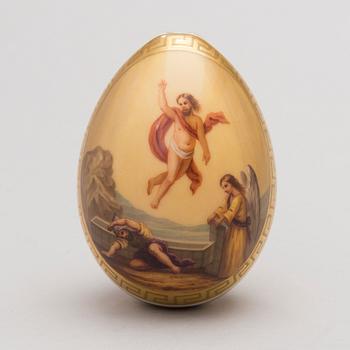 A LATE 19TH CENTURY RUSSIAN PORCELAIN EASTER EGG BY THE IMPERIAL PORCELAIN FACTORY, ST: PETERSBURG.