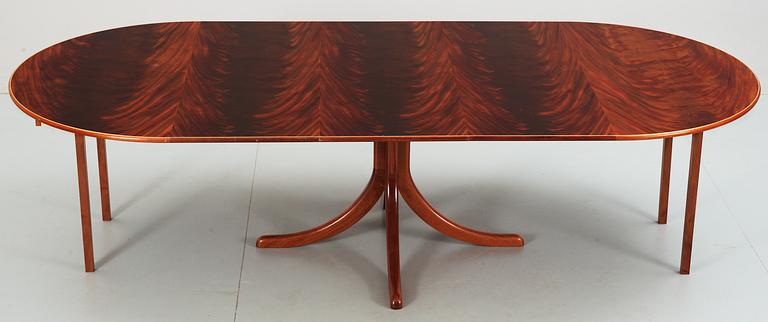 A Josef Frank mahogany dinner table, Svenskt Tenn, model 771.