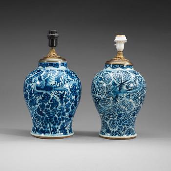 1737. URNOR, två stycken, porslin. Qing dynastin, 17/1800-tal.