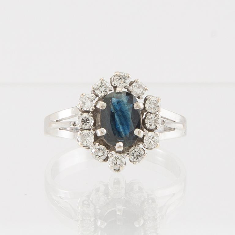 Ring 14K vitguld med en ovalt fasetterad safir samt runda briljantslipade diamanter.