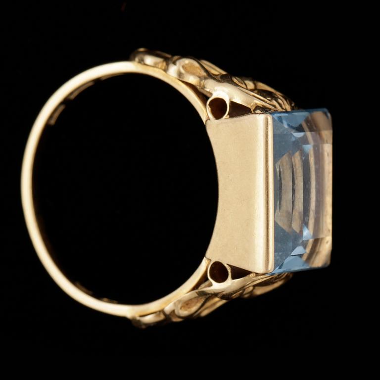 RING, 18k guld med rektangulär fasetterat blå sten, Troligen Karl Thure Karlsson, Malmö 1943. Vikt ca 4 gram.