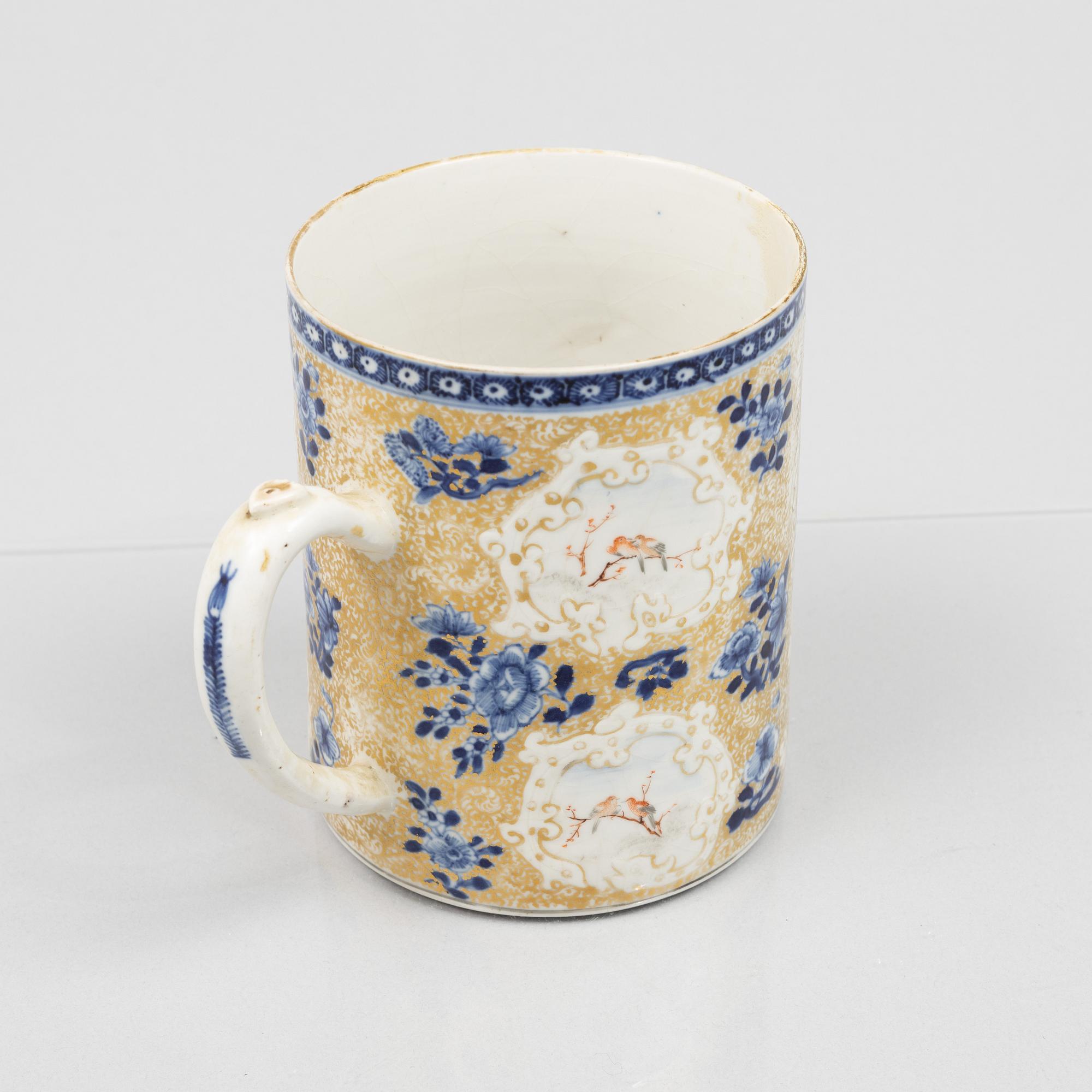 A Chinese porcelain mug, Qianlong (1736-95).