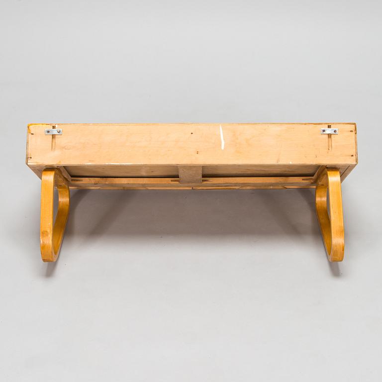 Alvar Aalto, konsol / hylla modell 114 för O.Y. Huonekalu- ja Rakennustyötehdas A.B. 1900-talets mitt.