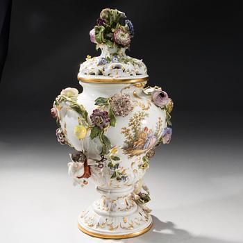 A MEISSEN PORCELAIN URN.