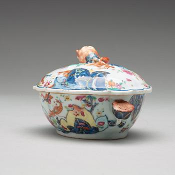 A chinese tobacco leaf butter tureen with cover, Qing dynasty, Qianlong (1736-95).