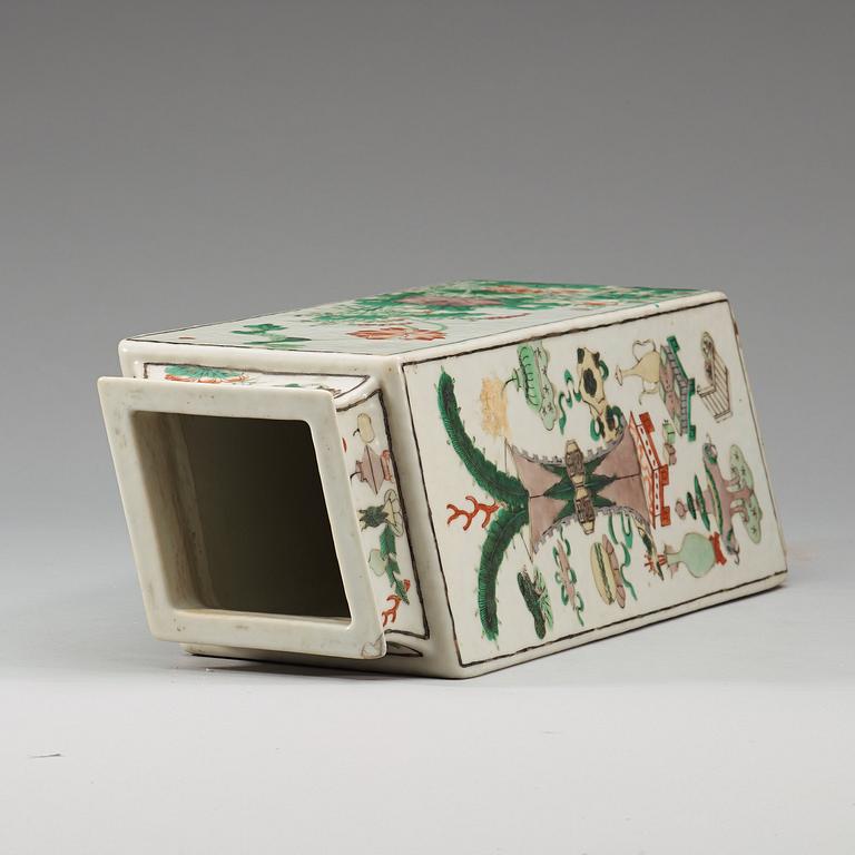 A famille verte vase, late Qing dynasty (1644-1912).