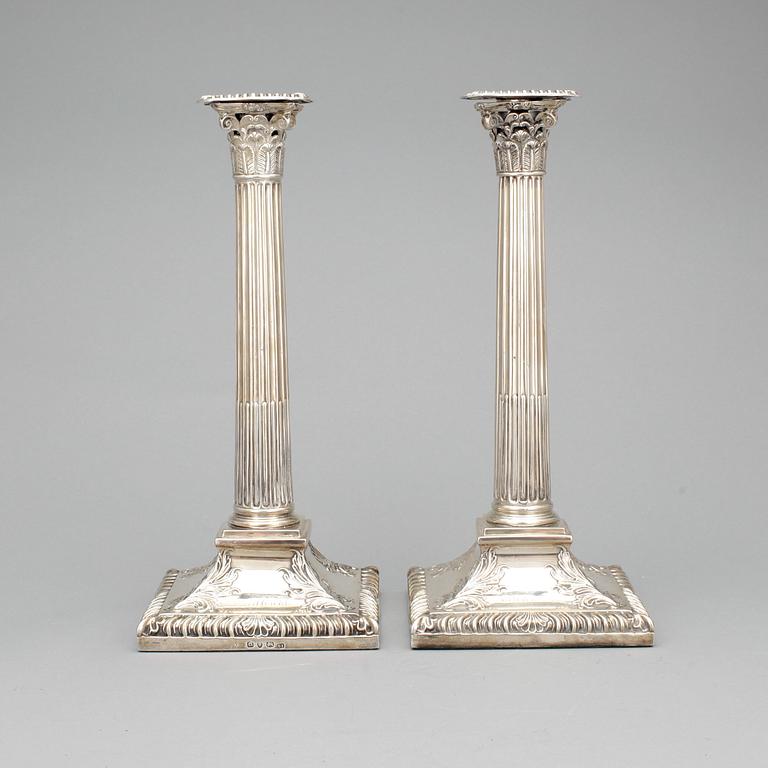 LJUSSTAKAR, ett par, silver, okänd mästare (S I), London, 1771.