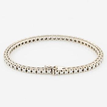Tennis bracelet 18K white gold with round brilliant-cut diamonds.