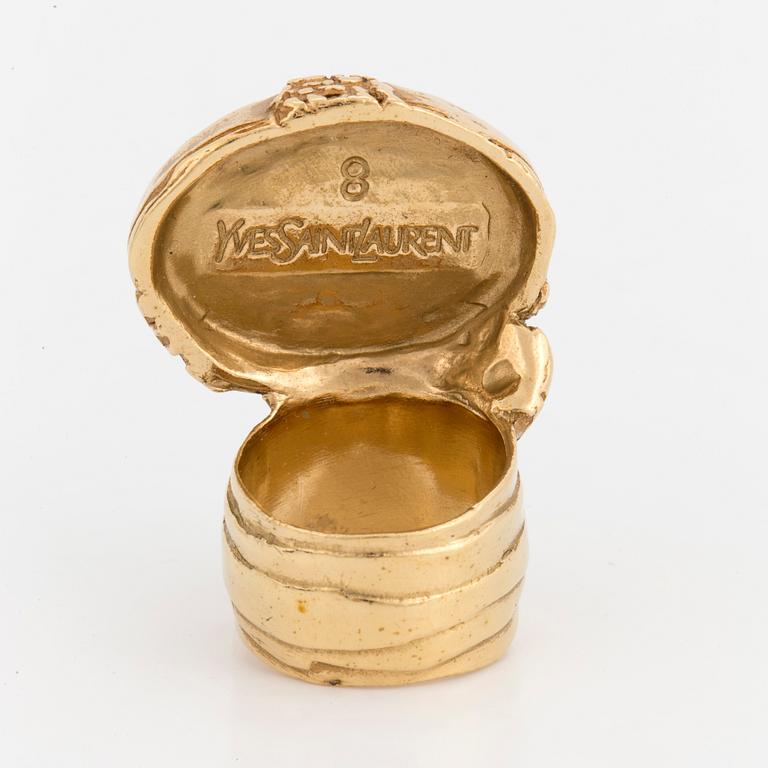YVES SAINT LAURENT. Ring med guldfärgad metall och grön paste sten.