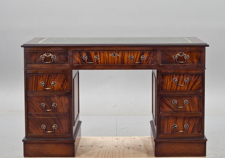 SKRIVBORD, engelsk stil, 1900-talets andra hälft.