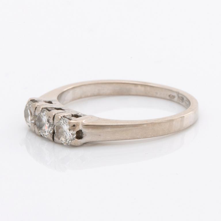 RING 18K whitegold 3 brilliant-cut diamonds 0,58 ct in total inscribed.