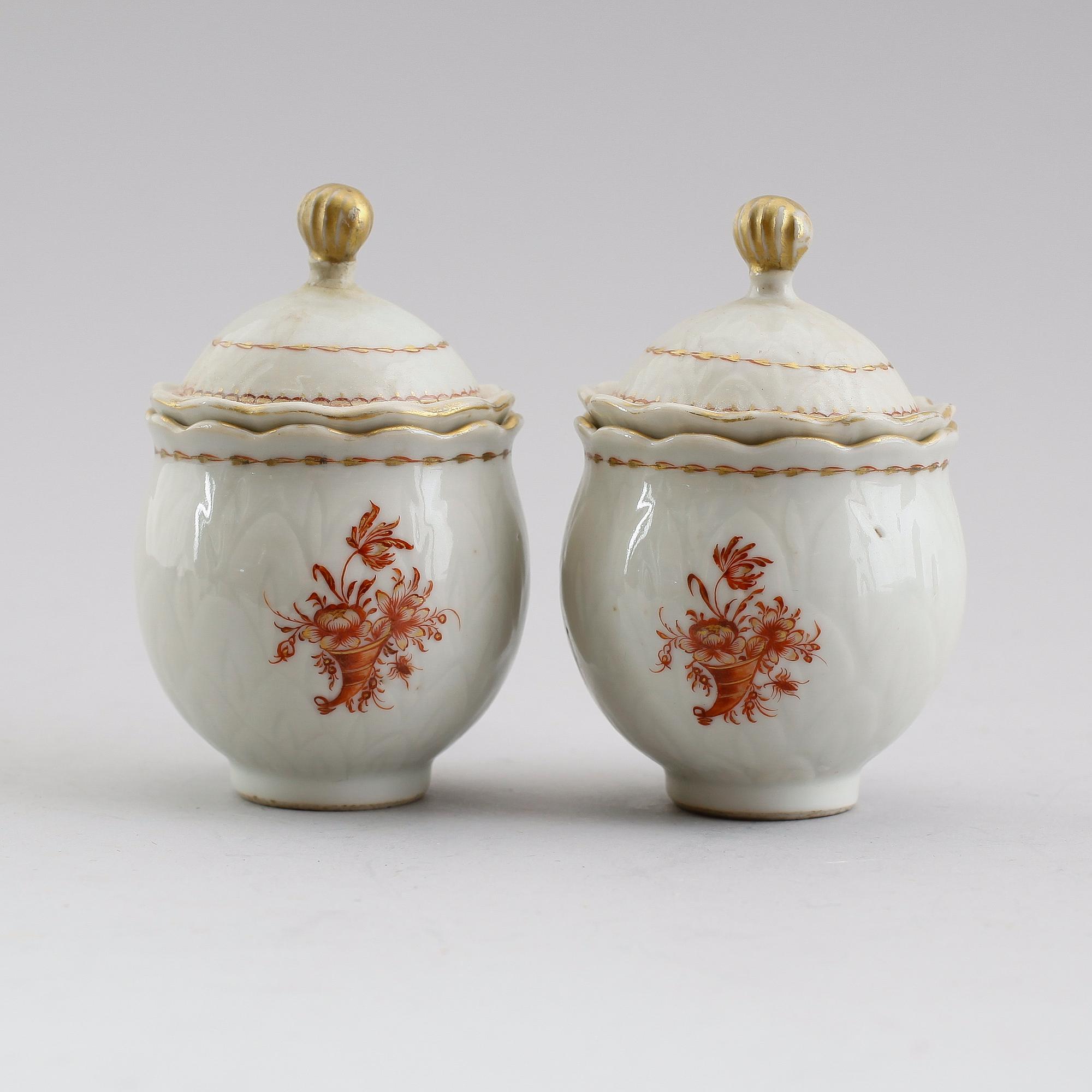 CREMEKOPPAR MED LOCK, 1 par, porslin, Kina, Qianlong 1736-1795.
