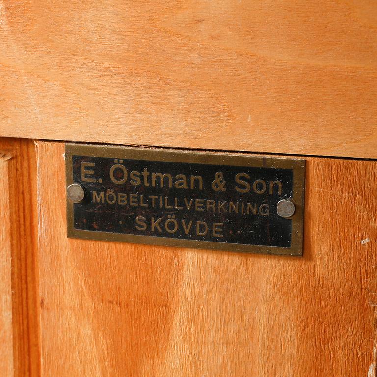 SKÅP, gustaviansk stil, E. Östman & Son Möbeltillverkning, Skövde, 1900-talets första hälft.