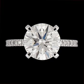 1205. RING, briljantslipad diamant, 4.10 ct, samt mindre briljantslipade diamanter, tot. 0.36 ct.