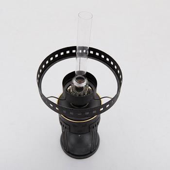 BORDSFOTOGENLAMPA, hamrad metall, omkring år 1900.