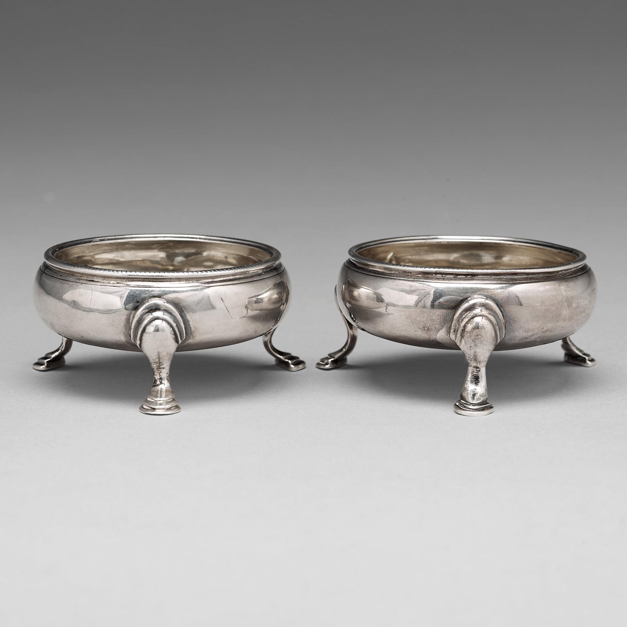 Saltkar, ett par, silver, oidentifierad mästare, London 1764.