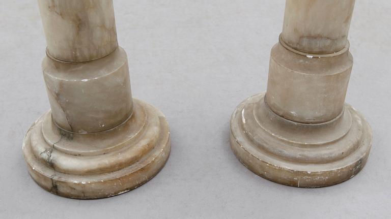 PIEDESTALER,  1 par, alabaster, 1900-talets första hälft.