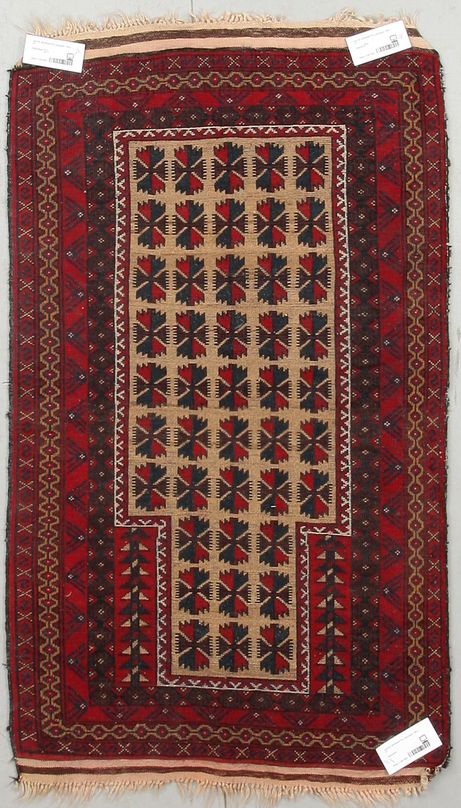 BÖNEMATTA, orientalisk. 128 x 77.