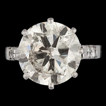 A brilliant cut diamond ring, 4.68 cts, set with smaller diamond to the sides.