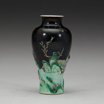 A famille noire base, Qing dynasty, 19th Century.