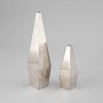 A Swedish 20th century silver vase and salt-caster, Ainar Axelsson, GAB, Stockholm 1956-1957.