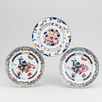 A group of five export porcelain dishes, Qing dynasty, 18-19th century.