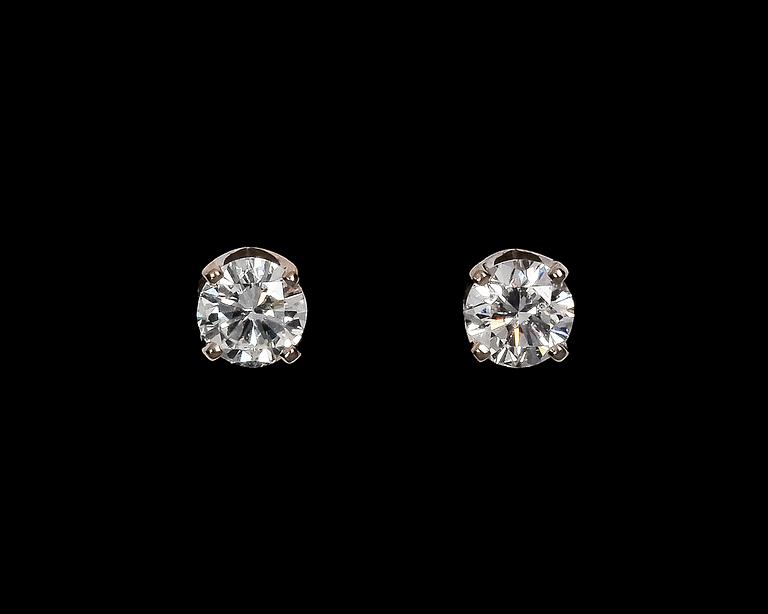 A pair of brilliant cut diamonds, tot ca 0,60 ct.