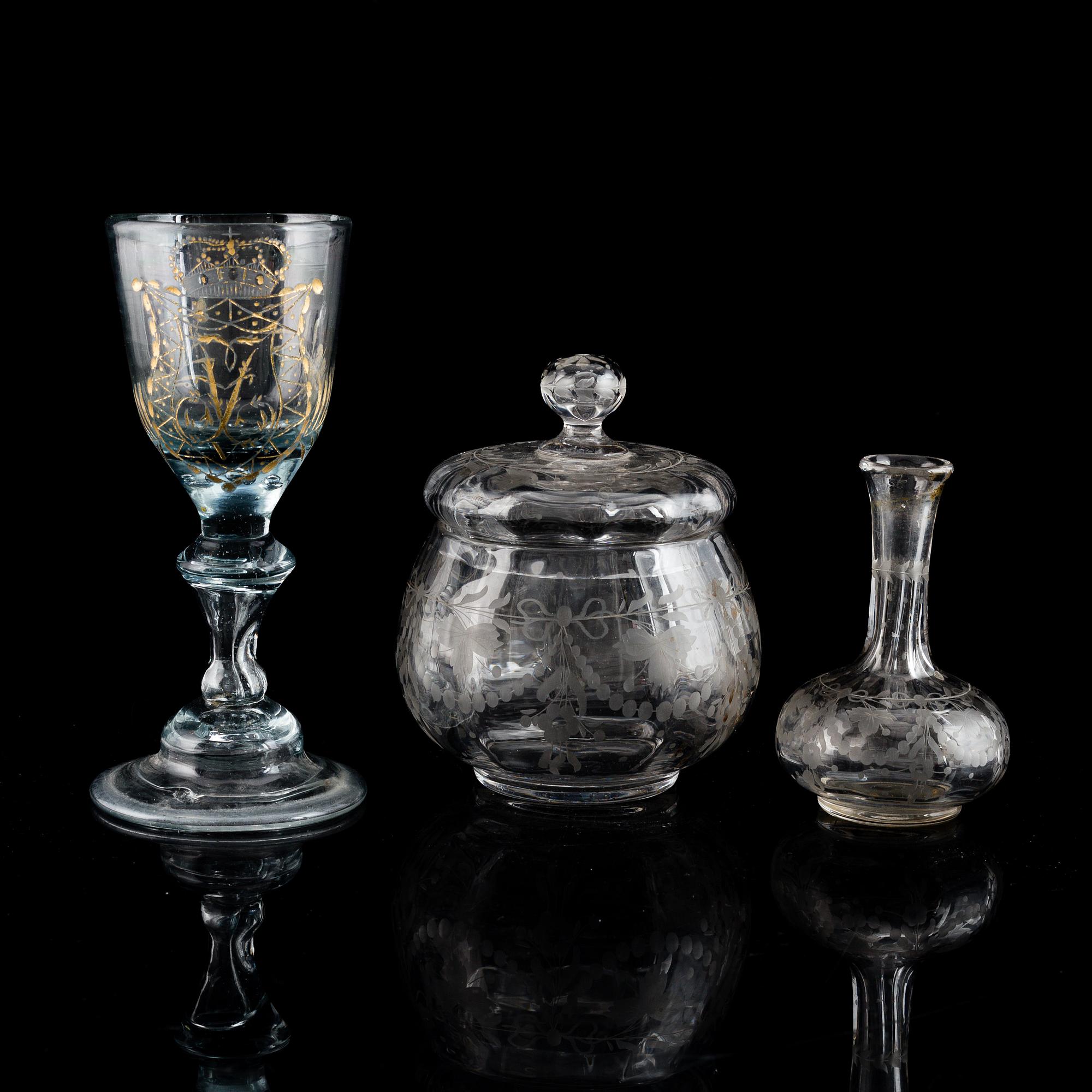 GLASS ITEMS, 3 pieces. Wineglass, 18th Century, a glass bowl with lid and a minature vase. All engraved.