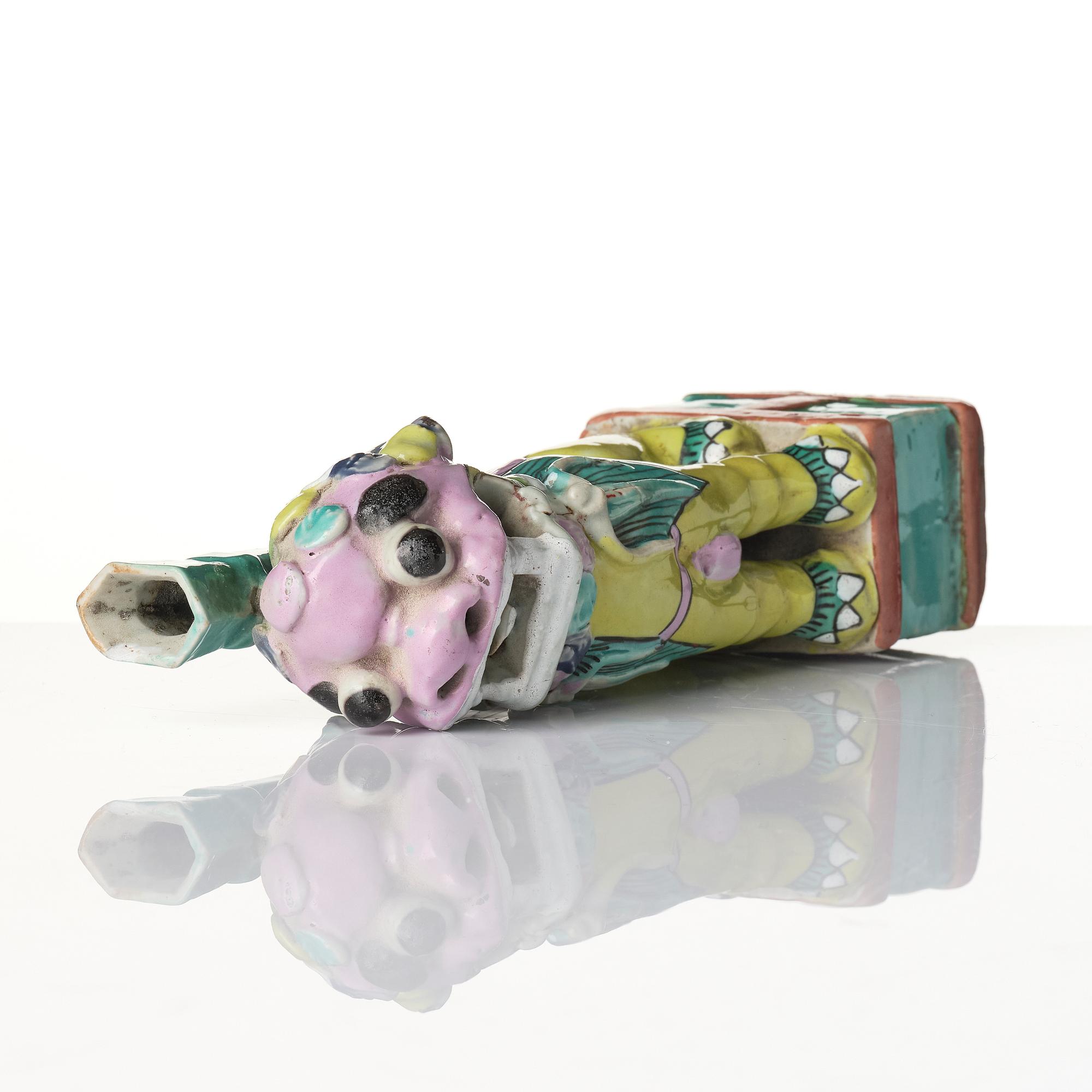 A Chinese famille rose porcelain joss stick holder, Qing dynasty, 18/19th century.