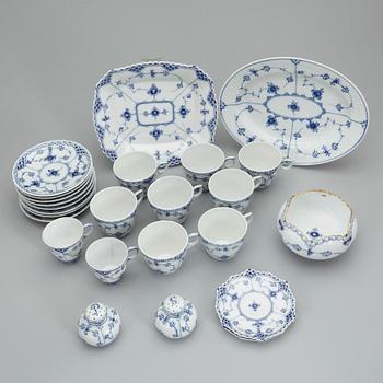 MOCCA samt KAFFESERVISDELAR, 13 st, "Musselmalet", Royal Copenhagen, Danmark, 1900-talets andra hälft.