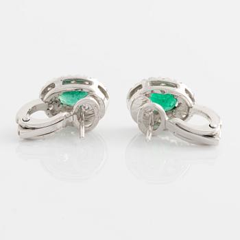 Earrings, a pair with brilliant-cut diamonds and emeralds.