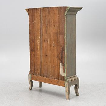 Vitrinskåp, Sverige, 1700-talets andra hälft, Rokoko.