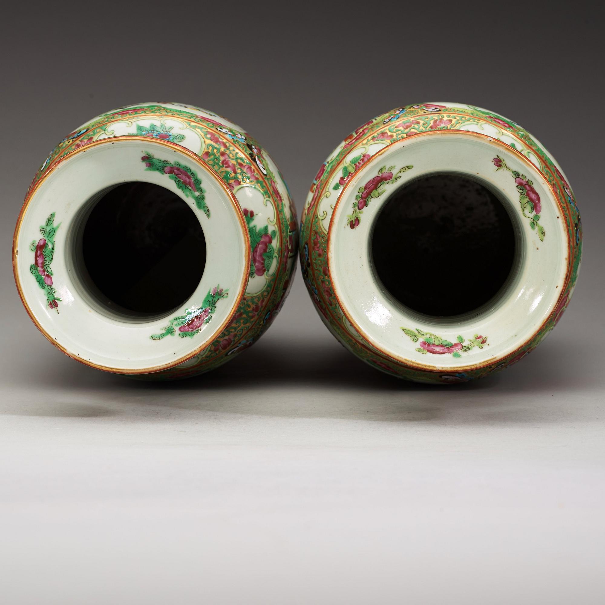 VASER, ett par, porslin. Kanton, Qingdynastin, 1800-tal.