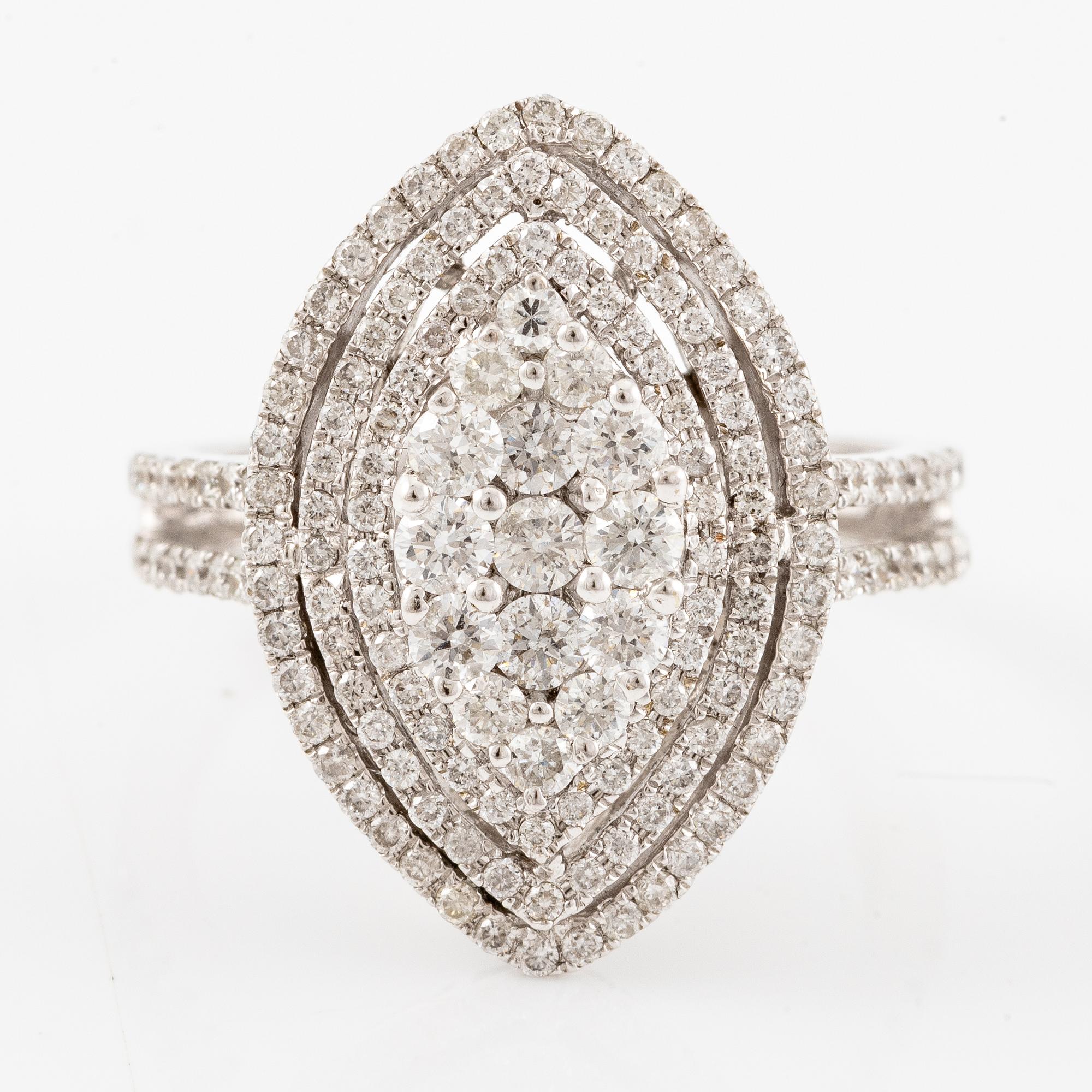 Ring in 18K white gold set with brilliant-cut diamonds,.