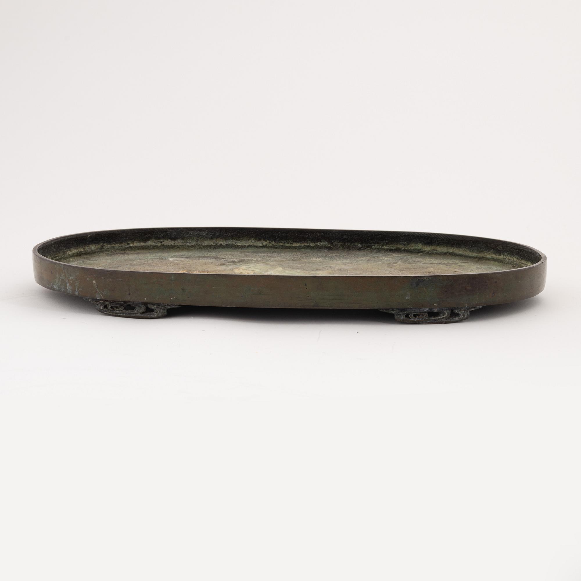 A Japanese bronze tray, Meiji period (1868-1912).