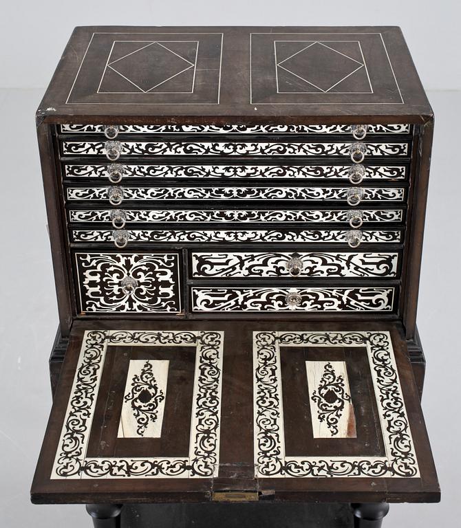 KABINETTSKÅP, troligen 1800-tal.