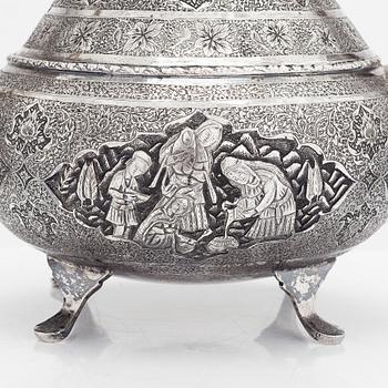Kaffekanna, sockerskål och gräddkanna, silver, Persien (Iran). Kaffekannan Isfahan Vartan, sen Pahlavidynasti. .