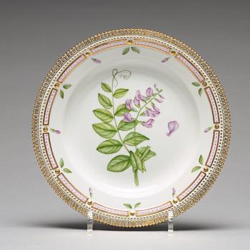 TALLRIKAR, 12 stycken, porslin. "Flora Danica", Royal Copenhagen, Danmark, 1900-tal.