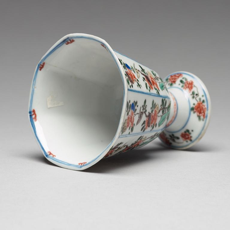 A famille verte octagonal Stem cup, Qing dynasty, Kangxi (1662-1722).