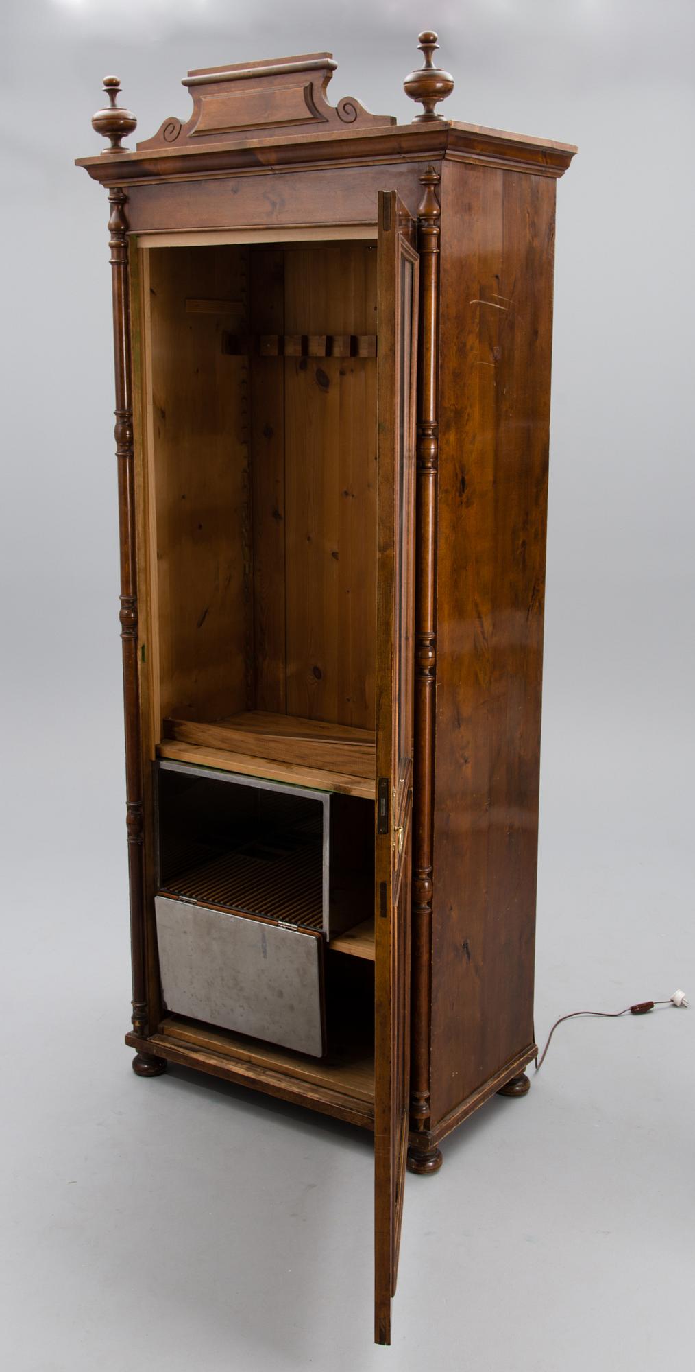 SKÅP / VAPENSKÅP, 1800-talets slut.