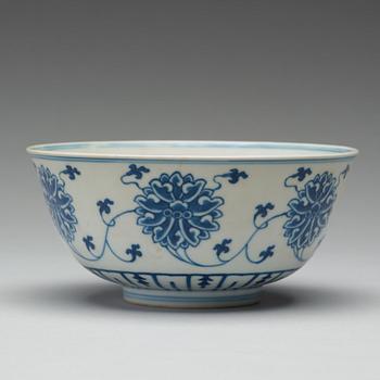 A blue and white lotus bowl, late Qing dynasty, with Tongzhis six character mark.