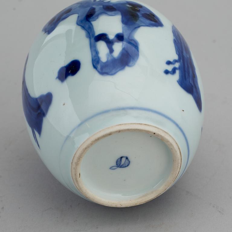 A blue and white tea caddy, Qing dynasty, Kangxi (1662-1722).