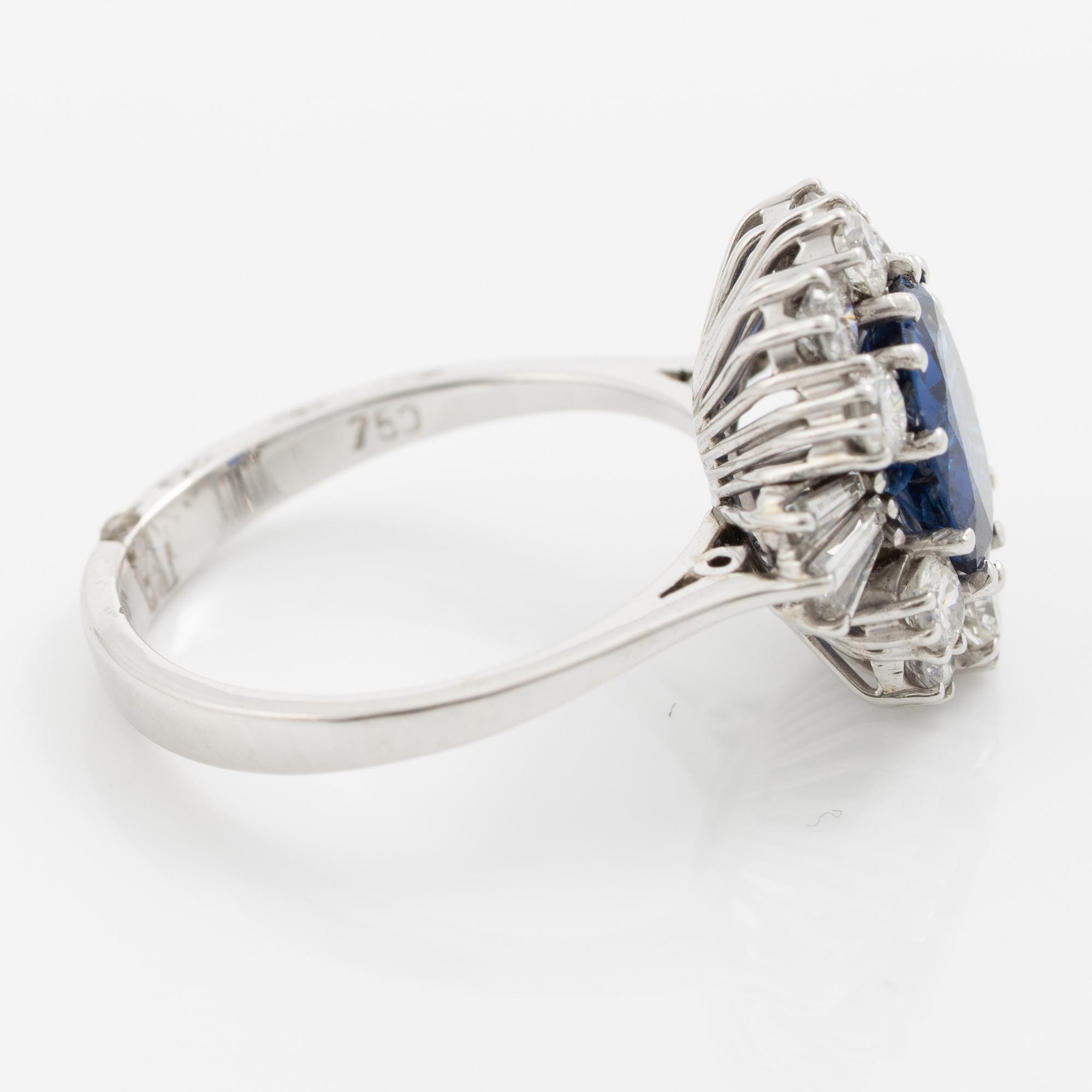 Ring in 18K white gold set with a faceted sapphire and round brilliant-cut and modified baguette-cut diamonds.