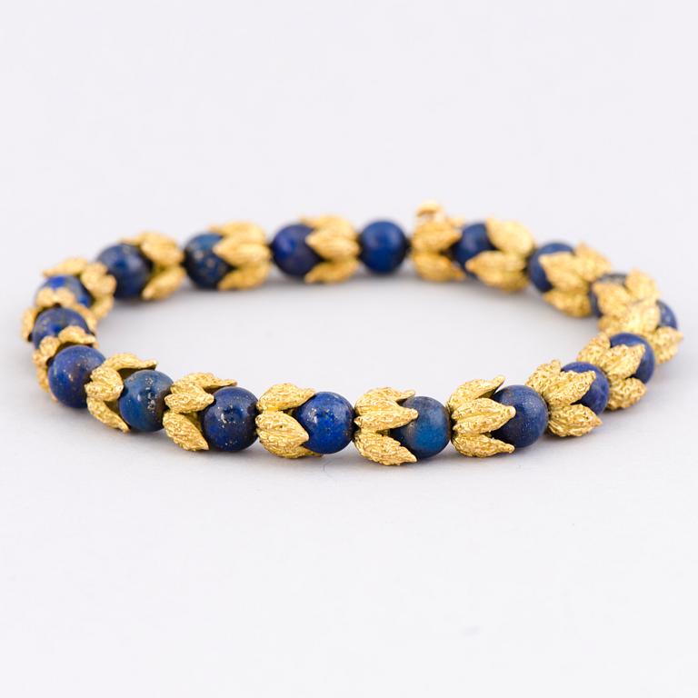 A BRACELET, lapis lazuli, 18K gold. France.